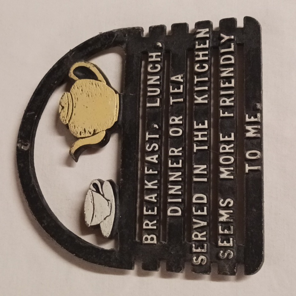 Metal trivit wall hanging